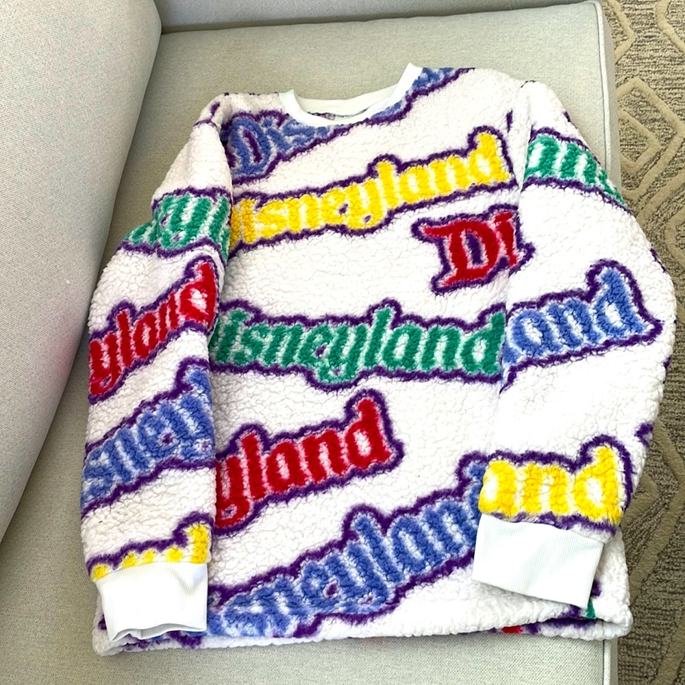 DISNEYLAND FUZZY PLUSH
PULLOVER CREWNECK